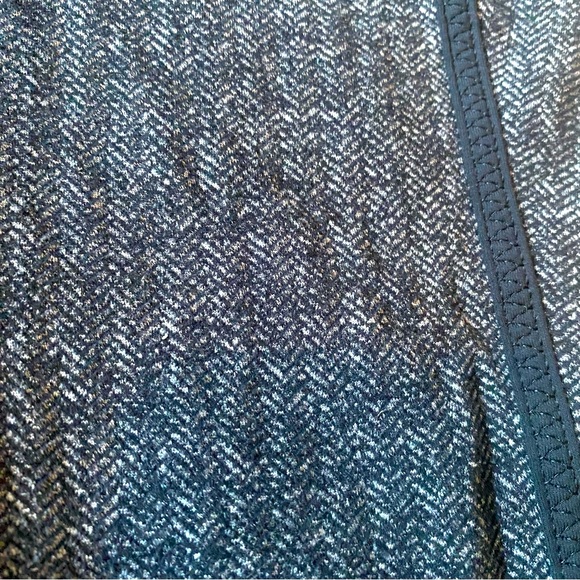 Lululemon Houndstooth Black/Gray Warm Leggings Size 8 / 33” inseam - Picture 3 of 5